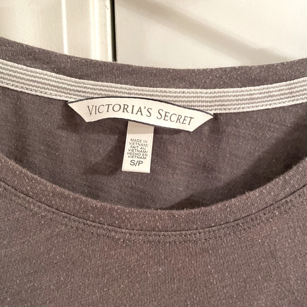 Victoriaโs Secret Resting Beach Face Tee - Picture 3 of 4